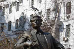 памятник Лесю Курбасу в Киеве