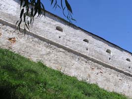  Стіна між верхньою та нижньою лаврами Збільшити...(фото 2006р.)