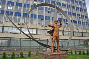 памятник летчику Нестерову в Киеве