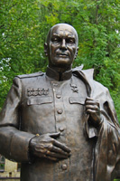 памятник Александру Микулину в Киеве
