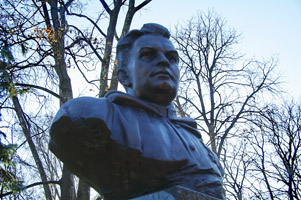 памятник Черняховскому в Киеве