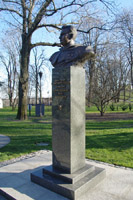 памятник генералу Черняховскому в Киеве