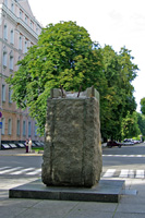 Киев, памятник Мануильскому, фото 2014г. 
	  