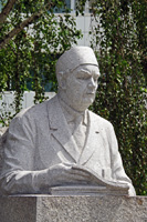 Памятник  хирургу Шалимову , фото 2014