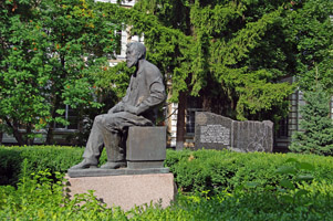 Памятник  доктору Яновскому , фото 2014