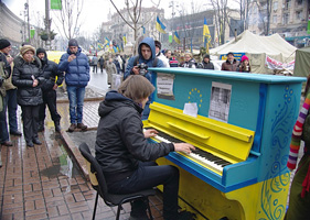 фортепиано на улице Киева