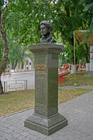 памятник  Авиценне в Киеве