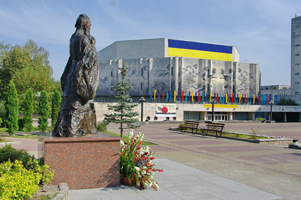 Киев, памятник  Конфуцию, фото 2018г.