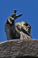 Киев, памятник Муслиму Магомаеву, фото 2018г.