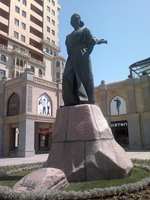 Баку, памятник  Насими, 