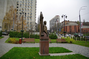 Киев, памятник  Насими, фото 2019г.
