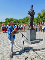 Киев, памятник  Пантелеймону Кулишу, фото 2019г.