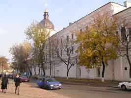Надбудова і Благовіщенська церква  старого корпусу Київо-Могилянської Академії.  Збільшити...(фото 2004р.)