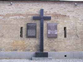 Пам'ятний хрест на місці загибелі польських повстанців. Збільшити...(фото 2005р.)