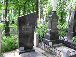  Пам'ятники  на  Лукянівському кладовиші.   Збільшити...(фото 2005р