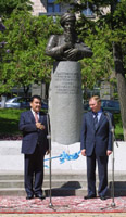 Президенти Туркменістану і України на відкритті пам'ятника. ( фото із Інтернету)