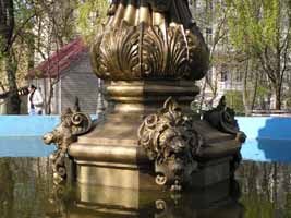 Фрагмент фонтану. Збільшити...(фото 2007р.)