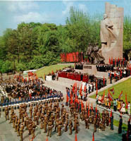  Відкриття монументу у 1977р.  Збільшити...(скановане з фотоальбому Київ)