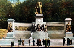Пам'ятник 
      імператору Олександра ІІ  (листівка початку ХХст. із Інтернету) . 