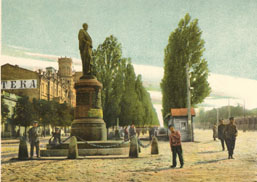 Памятник Бобринському (листівка початку ХХст. із Інтернету) . 
	 