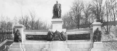 Збільшити... ( Пам'ятник 
      імператору Олександра ІІ.  старе фото із Інтернету.)