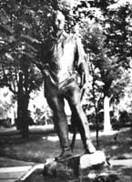  пам'ятник Аркадію Гайдару.  Збільшити...(старе фото із Інтернету)
