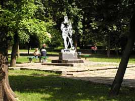 На цьому місці був пам'ятник Аркадію Гайдару  Збільшити...(фото 2005р.)