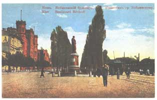 Памятник Бобринському.   
	  Збільшити... (фото скановане з листівки початку ХХст.)