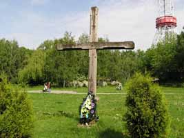Хрест на місці розстрілу О. Теліги.  Збільшити...(фото 2005р.)