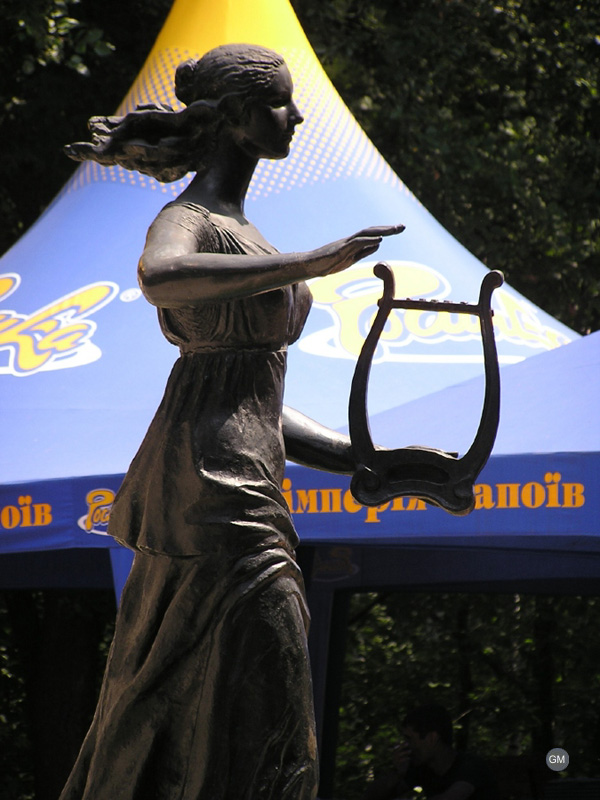  Скульптура у парку  Нивки.  Збільшити... (фото 2004р.)