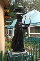 Скульптура у парку  Нивки.  Збільшити... (фото 2009р.)