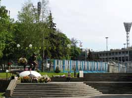 Пам'ятник Лобановському, за ним мав бути басейн, тепер - покрівля паркингу...   Збільшити...(фото 2005р.)