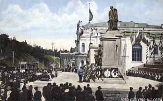 Збільшити... ( Пам'ятник 
      імператору Олександра ІІ.  старе фото із Інтернету.)